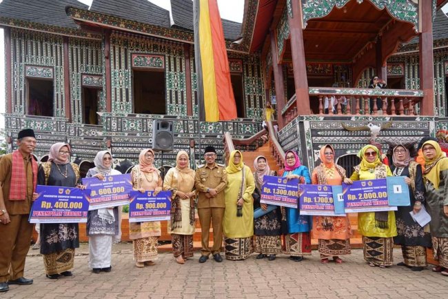 Bupati Eka Putra Tutup Kongres Bundo Kanduang Se Dunia Berakhir 