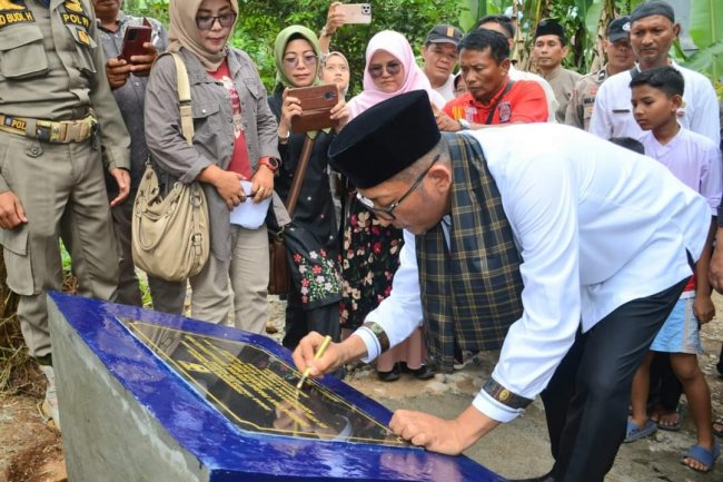 Wako Hendri Septa Resmikan Program Jalan Padat Karya di Lambung Bukit