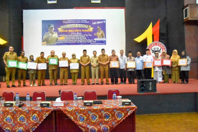 Wako Hendri Septa Serahkan Dana Triwulan IV di Kecamatan Lubuk Kilangan 