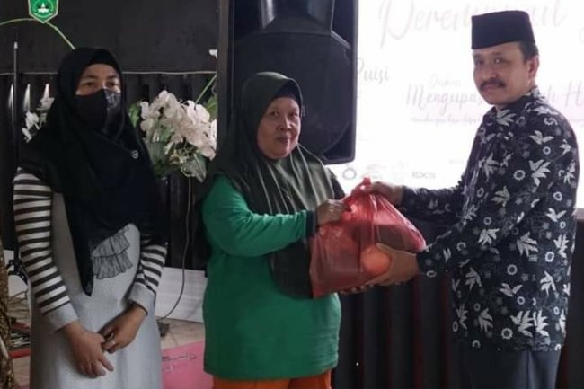 "Perempuan Berkisah" Komunitas PHI Bagikan Sembako Untuk Ibu Kepala Keluarga. 