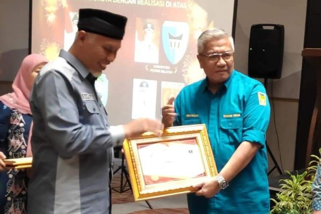 Wali Kota Padang Terima Penghargaan PL - KUMKM Dari Gubernur Sumbar 