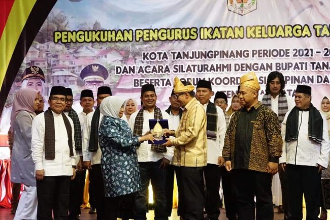 Kukuhkan IKTD, Bupati Eka Putra Disambut Wali Kota Tanjung Pinang 