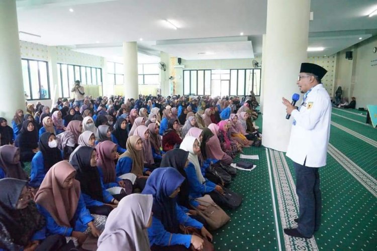 Diserahkan Bupati Eka Putra, 450 Mahasiswa Tanah Datar Terima Beasiswa BAZNAS 