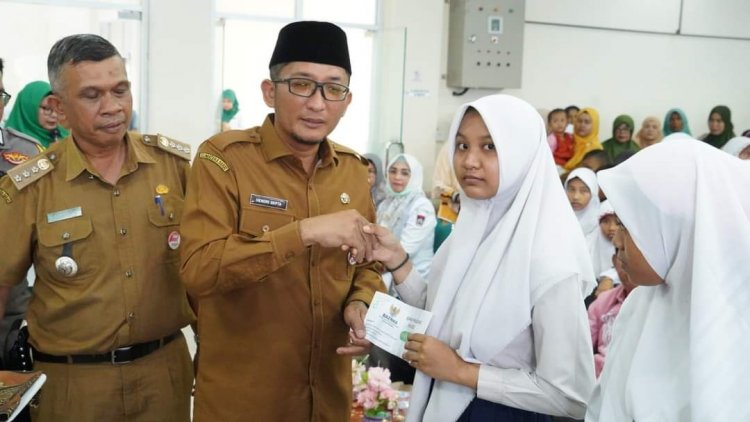 Simbolis Wali Kota Padang Bagikan Bantuan Beasiswa Di Tiga Kecamatan 