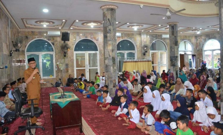 Wako Hendri Septa Serahkan Beasiswa Pendidikan Baznas di Nanggalo