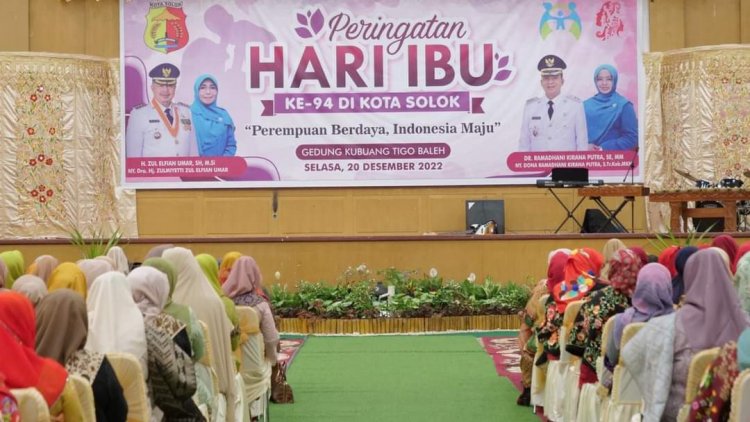 Wawako Ramadhani Potong Nasi Baronjin Di Peringatan Hari Ibu ke-94