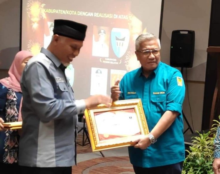 Wali Kota Padang Terima Penghargaan PL - KUMKM Dari Gubernur Sumbar 