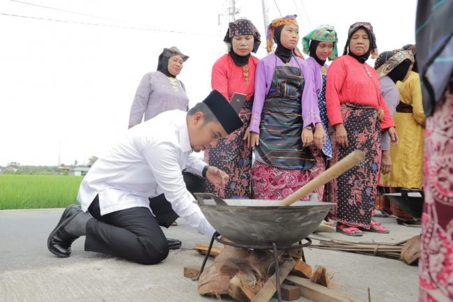 Puti Bungsu Kota Solok Masak Rendang Untuk Korban Gempa Cianjur 