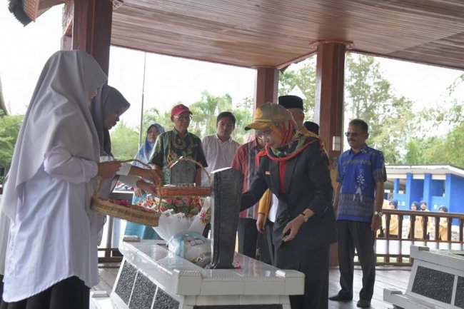 Mahasiswanya UMMY Ziarah Ke Makam M. Yamin Di Sawahlunto 