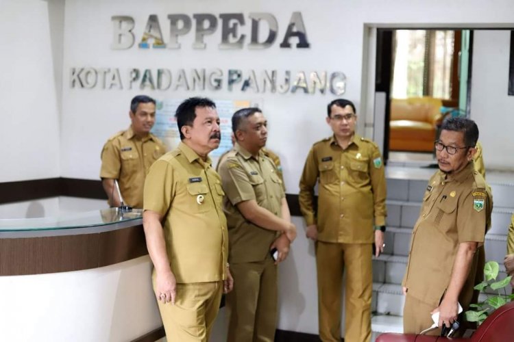 Pastikan Kehadiran ASN, Wawako Asrul Sidak Ke OPD