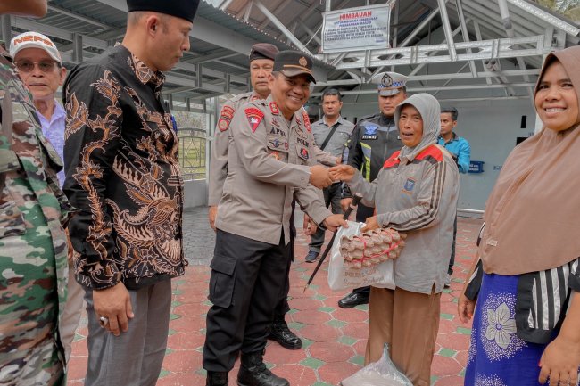 Tebar Bibit Ikan dan Serahkan Bantuan, Kapolres Solok Jumat Curhat di Tanjung Bingkung