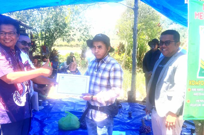 Pupuk Organik AMA Alternatif Menekan Biaya Produksi. Keltan Sinergi Tani Terima Sertifikat Prima Tiga 
