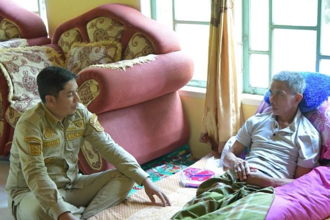 Wali Kota Sawahlunto Serahkan Bantuan Sosial Biaya Pengobatan 