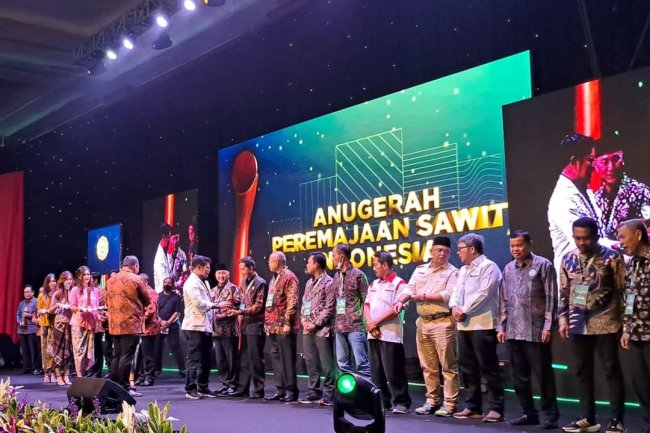 Pemkab Pasbar Terima Penghargaan PSR Pada Rakor Kelapa Sawit Nasional 2023 di Jakarta 