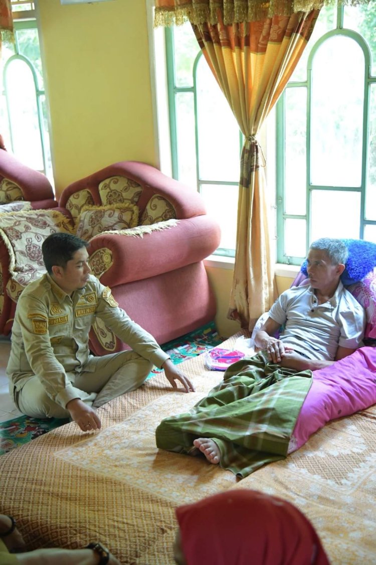 Wali Kota Sawahlunto Serahkan Bantuan Sosial Biaya Pengobatan 