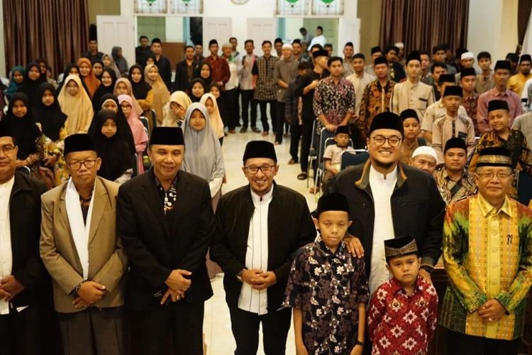 Bupati Tanah Datar Eka Putra Lepas 111 ASN Memasuki Purna Tugas 