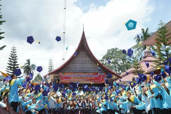 Bupati Khairunas Hadiri Graduation Drestanta Tiyara SMA Negeri 3 Solok Selatan