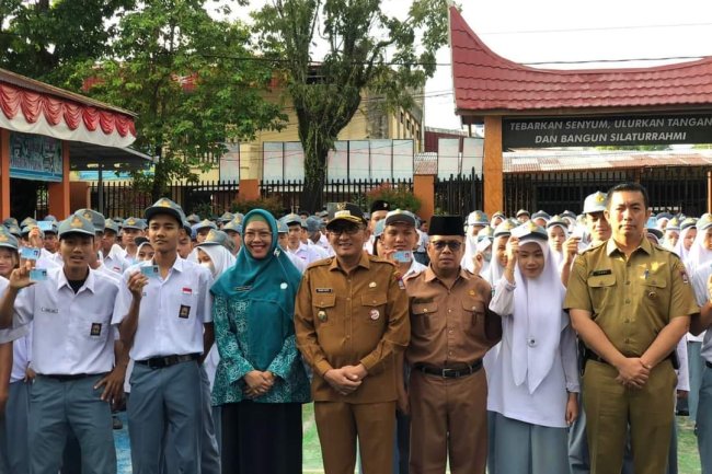 59 Siswa SMA 1 Pertiwi Terima e - KTP Dari Wali Kota Padang Hendri Septa 