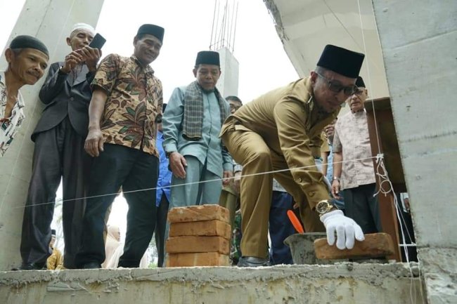 Bupati Eka Putra Letakkan Batu Pertama Pembangunan Mesjid  Raya Batu Bulek