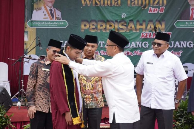  175 Mustahik Menerima Zakat Dari Baznas Padang Panjang 
