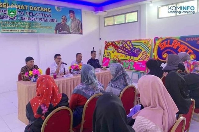 Tiga Kelompok Usaha Merangkai Papan Bunga Terbentuk di Tanah Hitam 