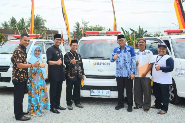 Anggota DPR RI Asli Chaidir Serahkan 9 Bantuan Program Kemaslahatan BPKH dan Baznas RI di Padang