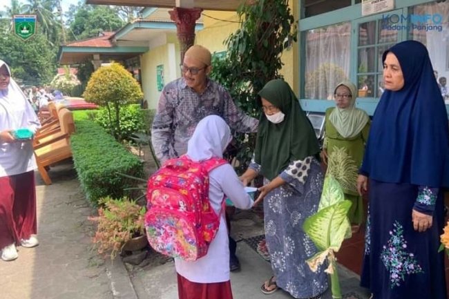 Murid SDN 12 PPB Salurkan Sedekah Subuh Siswa