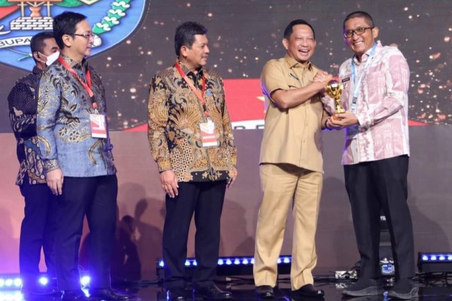 Kota Padang Terima Penghargaan UHC Award Dari Kemenko PMK