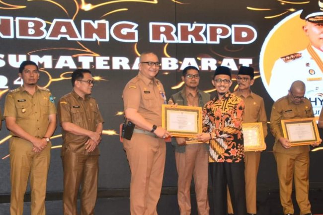 Pemko Padang Raih 3 Penghargaan Pada Musrenbang RKPD Sumbar