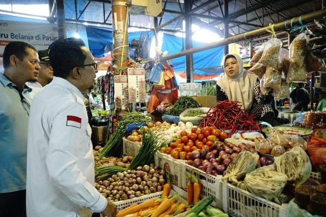 Bupati Eka Putra Lakukan Tinjau Persediaan dan Harga Bahan Pokok Di Pasar Batusangkar 
