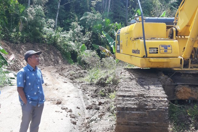 Untung Ada Alat Berat PT. Sparco. Jalan Talang Babungo Sariak Alahan Tigo Kembali Lancar