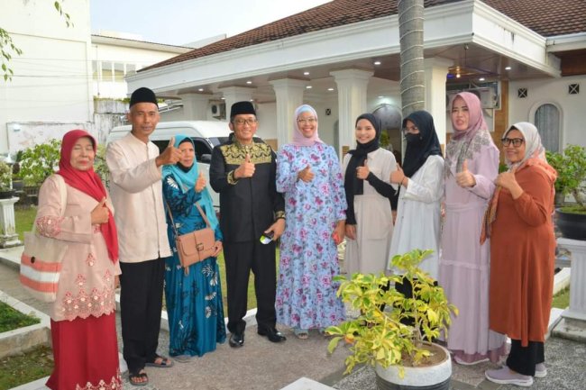 Wali Kota Padang Jemput Keluarga Yasril Nafutra