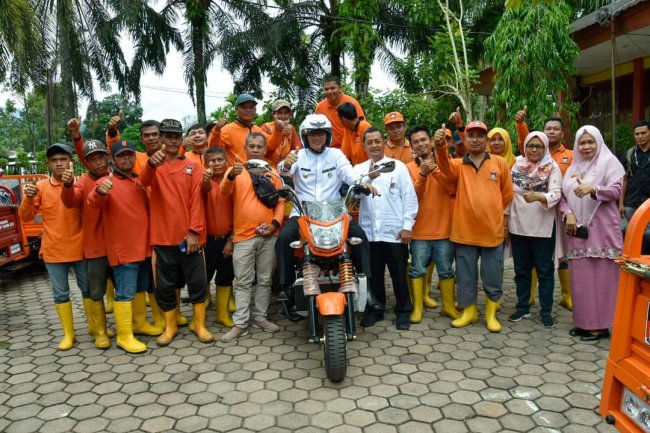 Wako Hendri Septa Serahkan 105 Unit Bentor