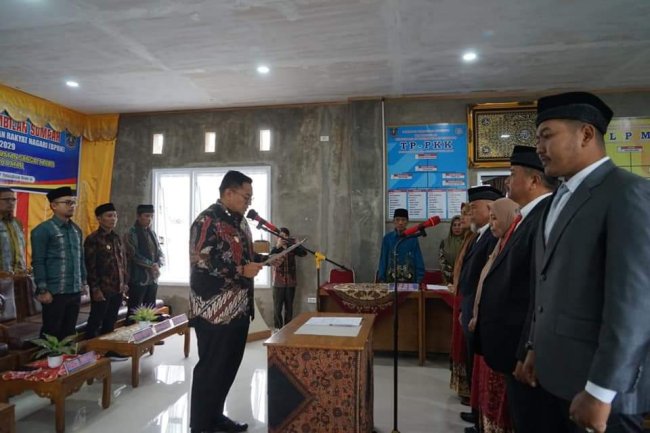 Wabup Tanah Datar Kukuhkan BPRN Nagari Padang Laweh Masa Bakti 2023-2029