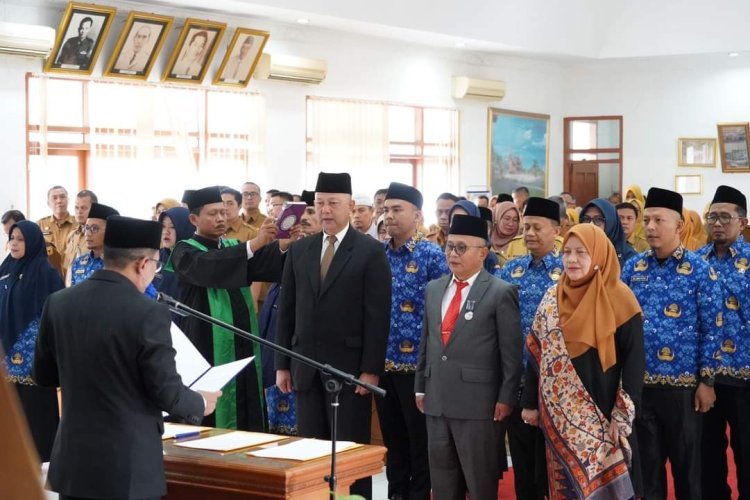 Bupati Tanah Datar Malantik dan Mengambil Sumpah 30 Pejabat 