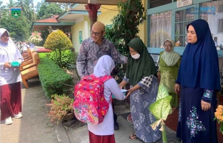 Murid SDN 12 PPB Salurkan Sedekah Subuh Siswa