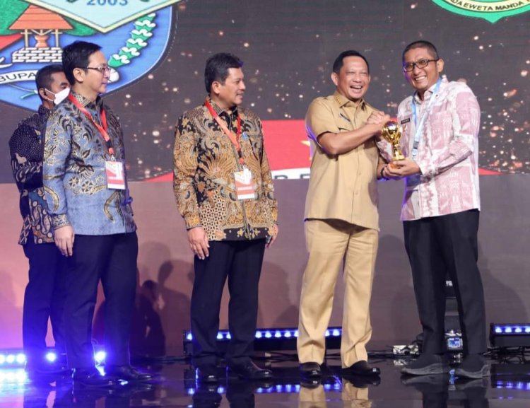 Kota Padang Terima Penghargaan UHC Award Dari Kemenko PMK