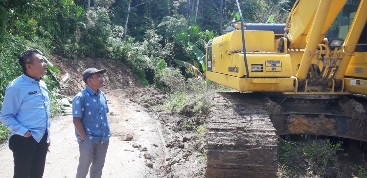 Untung Ada Alat Berat PT. Sparco. Jalan Talang Babungo Sariak Alahan Tigo Kembali Lancar