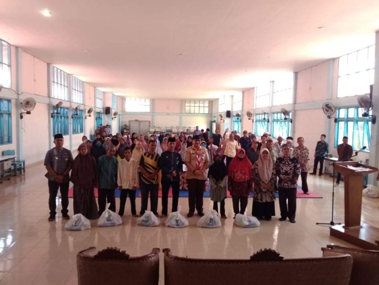 Baznas Kota Padang Serahkan Bantuan Sembako Kepada 435 Mustahik