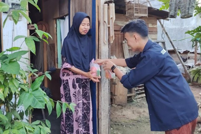 Indahnya Berbagi, OSIS SMAN 1 Kubung Antarkan Takjil ke Rumah Masyarakat