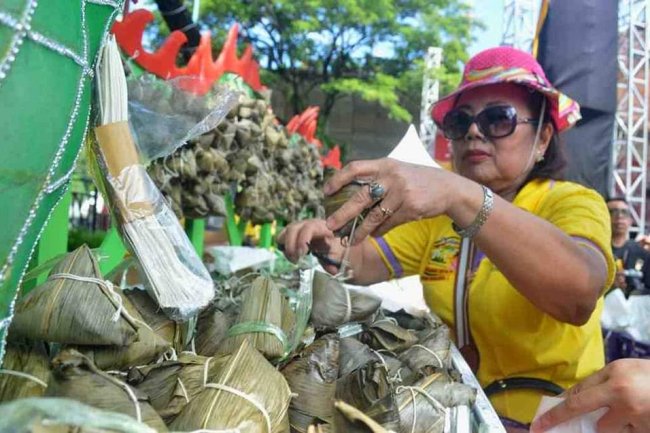 Menikmati Ba’cang Ayam dan Lamang Baluo Pada Festival Muaro Padang