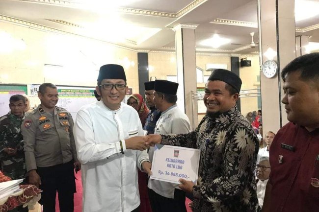 Diserahkan Wali Kota, Dana Operasional RT/RW Kota Padang Naik Dari Tahun Lalu