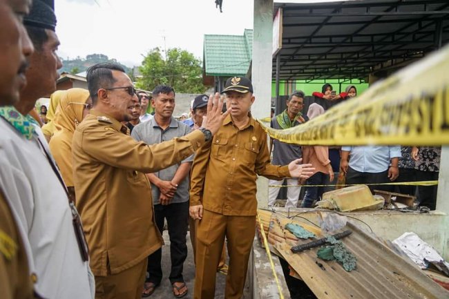 Bupati Eka Putra Serahkan Bantuan Korban Kebakaran 