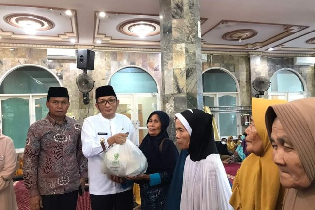 Baznas Kota Padang Bagikan Sembako Di Nanggalo 