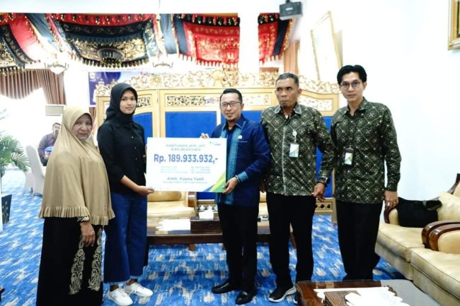 Bupati Eka Putra Serahkan Santunan JKM dan Beasiswa BPJS Ketenagakerjaan 