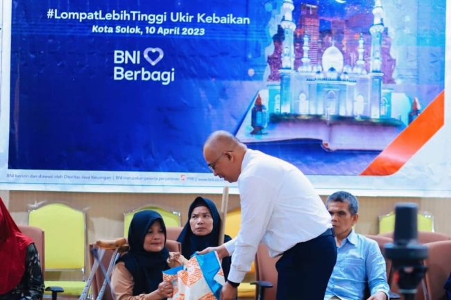 BNI Berbagi Serahkan 100 Paket Bagi Keluarga Kurang Mampu
