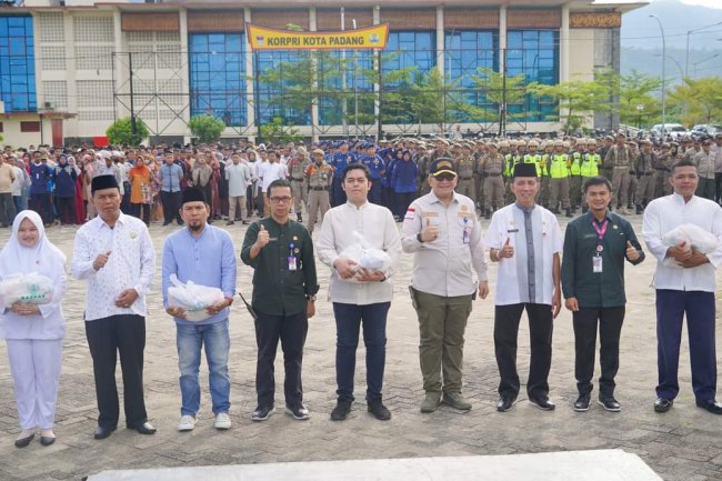 Baznas Kota Padang Bagikan Sembako Untuk 6.223 Tenaga Non ASN Pemko Padang 