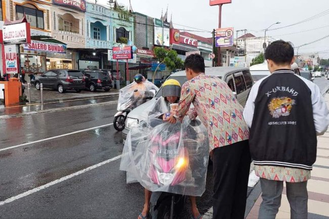 SMA Negeri I Sumbar Berbagi 1.700 Paket Takjil