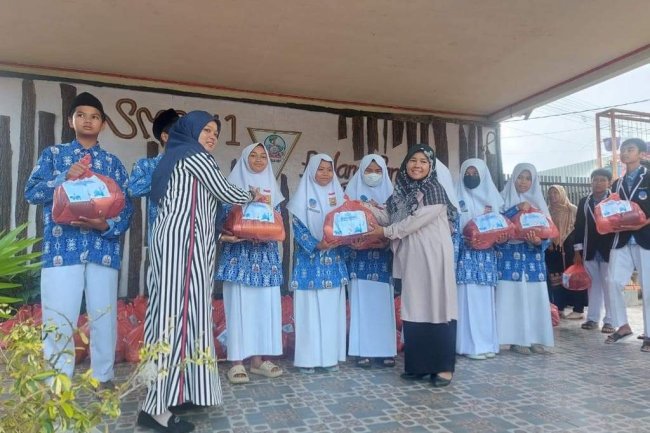 Puncak SMPN 1 Peduli 170 Paket Sembako Dibagikan