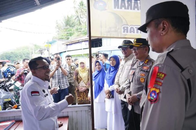 Bupati Eka Putra Tinjau Pos Pengamanan Lebaran Di Perbatasan Tanah Datar 